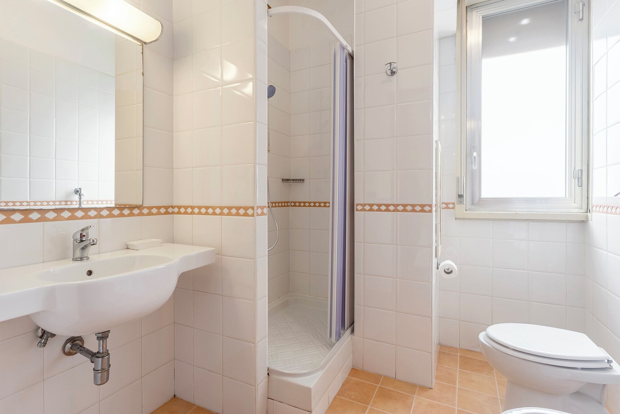 Ein Badezimmer mit Waschbecken, Toilette und Dusche.