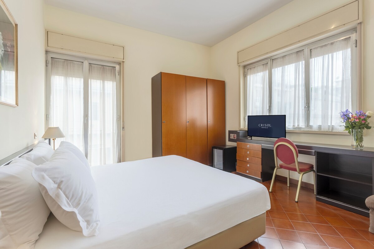 Hypo-allergenic bedding available, in-room safe, desk, WiFi (free)