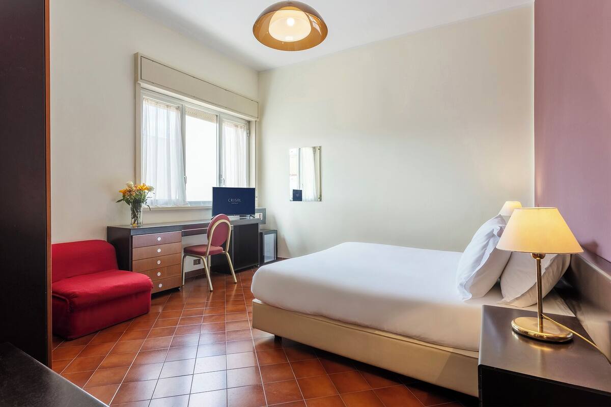 Hypo-allergenic bedding available, in-room safe, desk, WiFi (free)