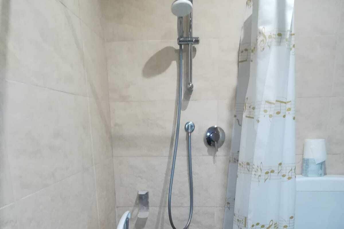 Habitación Confort | Baño | Regadera, amenidades de baño gratuitas, secadora de cabello, bidet