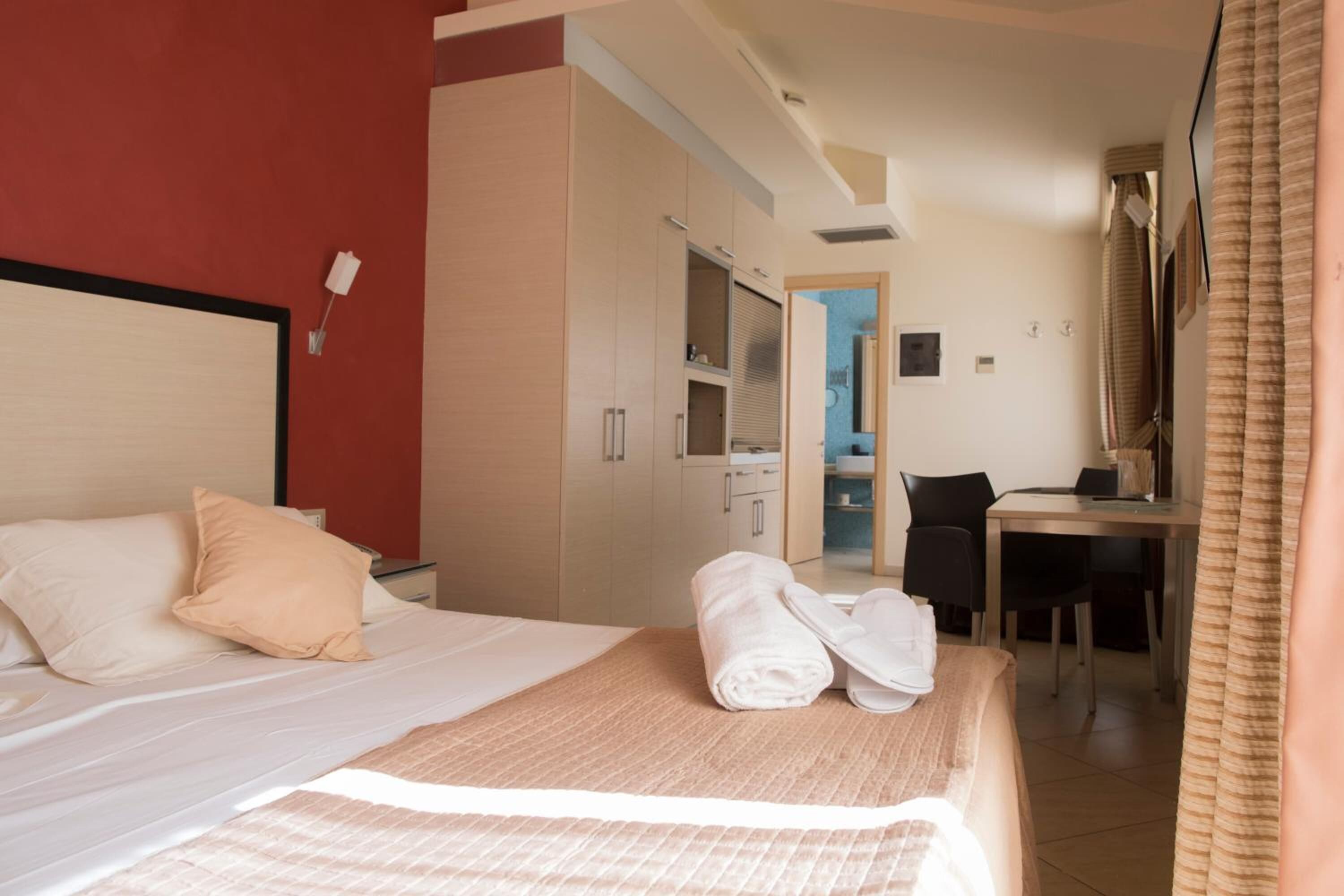 Allergikerbettwaren, Minibar, Zimmersafe, Verdunkelungsvorhänge