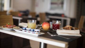 Täysikokoinen jääkaappi, mikroaaltouuni