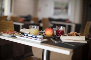 Full-size fridge, microwave, cookware/dishes/utensils