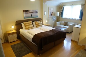 Kamar Double | Seprai antialergi, selimut bulu angsa, dan brankas