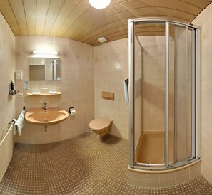 Værelse med 2 enkeltsenge | Badeværelse | Bruser, gratis toiletartikler, hårtørrer, håndklæder