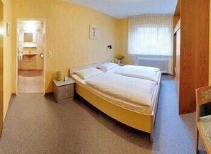 Hypo-allergenic bedding, desk, blackout drapes, iron/ironing board - Hotel Garni Keinath (Stuttgart)