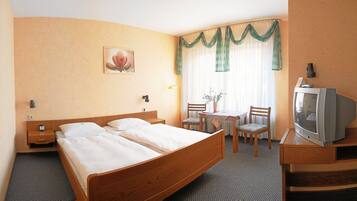 Doppelzimmer | Allergikerbettwaren, Schreibtisch, Verdunkelungsvorhänge