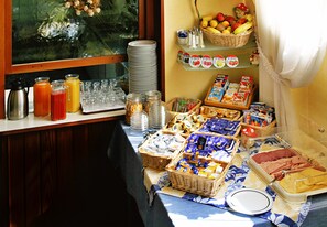 每日供应自助式早餐（每人 EUR 9）