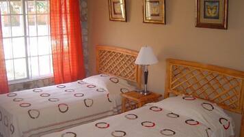 1 bedroom, premium bedding, blackout drapes, free cribs/infant beds