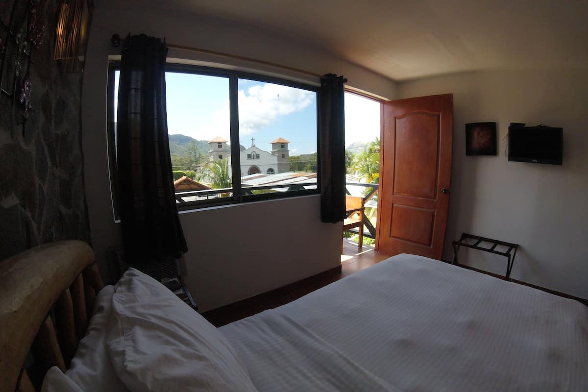1 bedroom, premium bedding, blackout curtains, free cots/infant beds