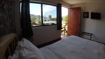 1 bedroom, premium bedding, blackout drapes, free cribs/infant beds