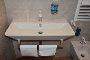 Shower, free toiletries, hair dryer, bidet - Hotel Flavia (Rome)