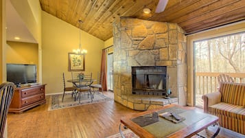 Apartment, 2 Bedrooms | Ruang tamu | TV, pendiangan, meja ping pong