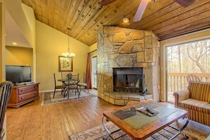 Huoneisto, 2 makuuhuonetta | Oleskelualue | Televisio, takka, pöytätennispöytä