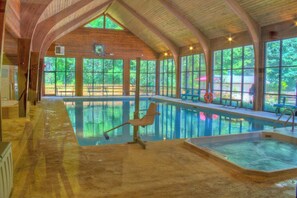 Sisäuima-allas, kauden mukainen ulkouima-allas