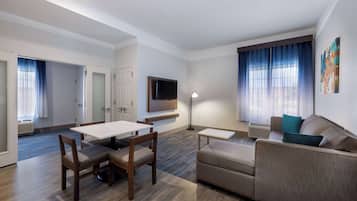 Suite « Premier », 2 grands lits, non-fumeurs, vue piscine | Literie de qualité supérieure, coffres-forts dans les chambres, bureau