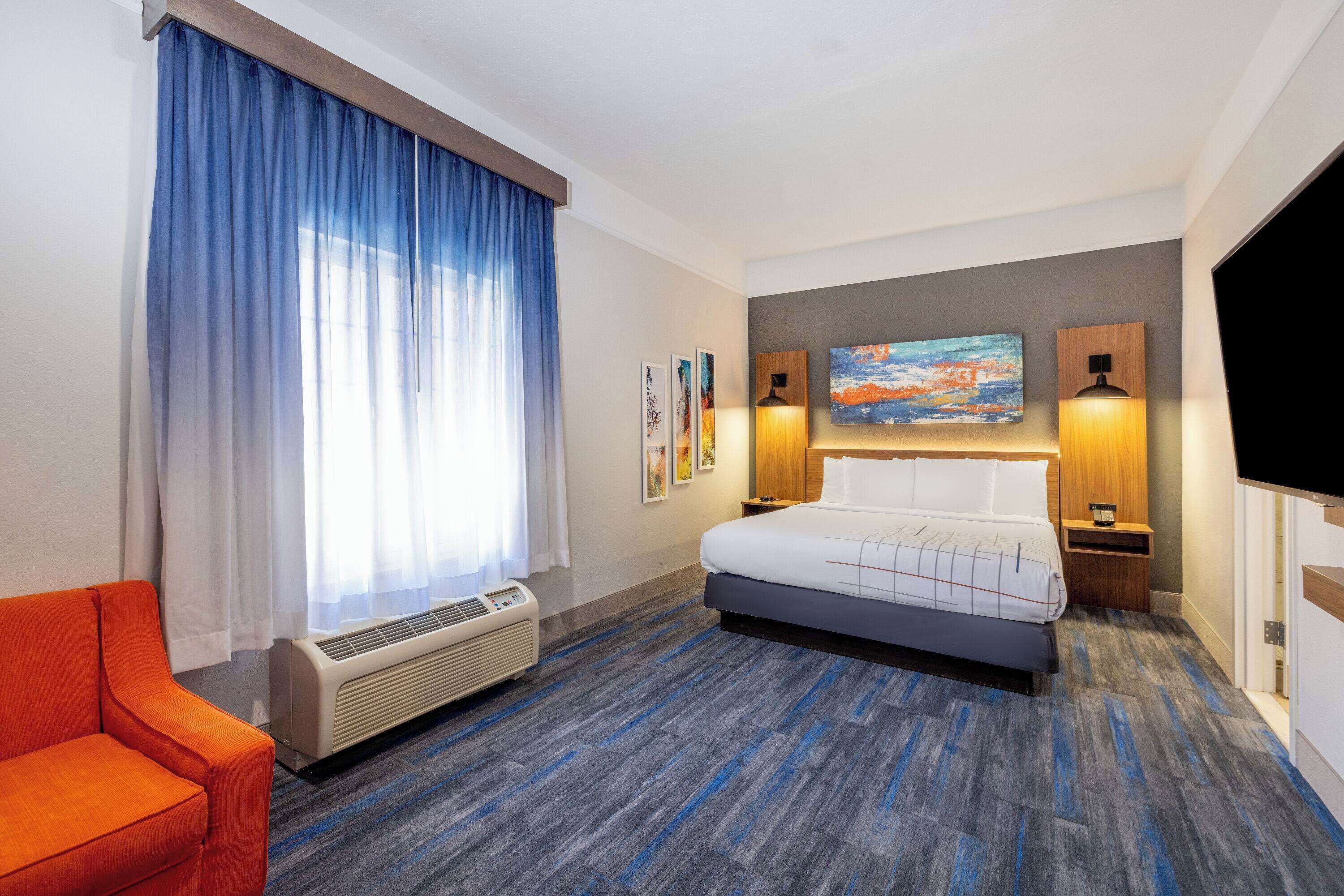 premium bedding, in-room safe, desk, laptop workspace