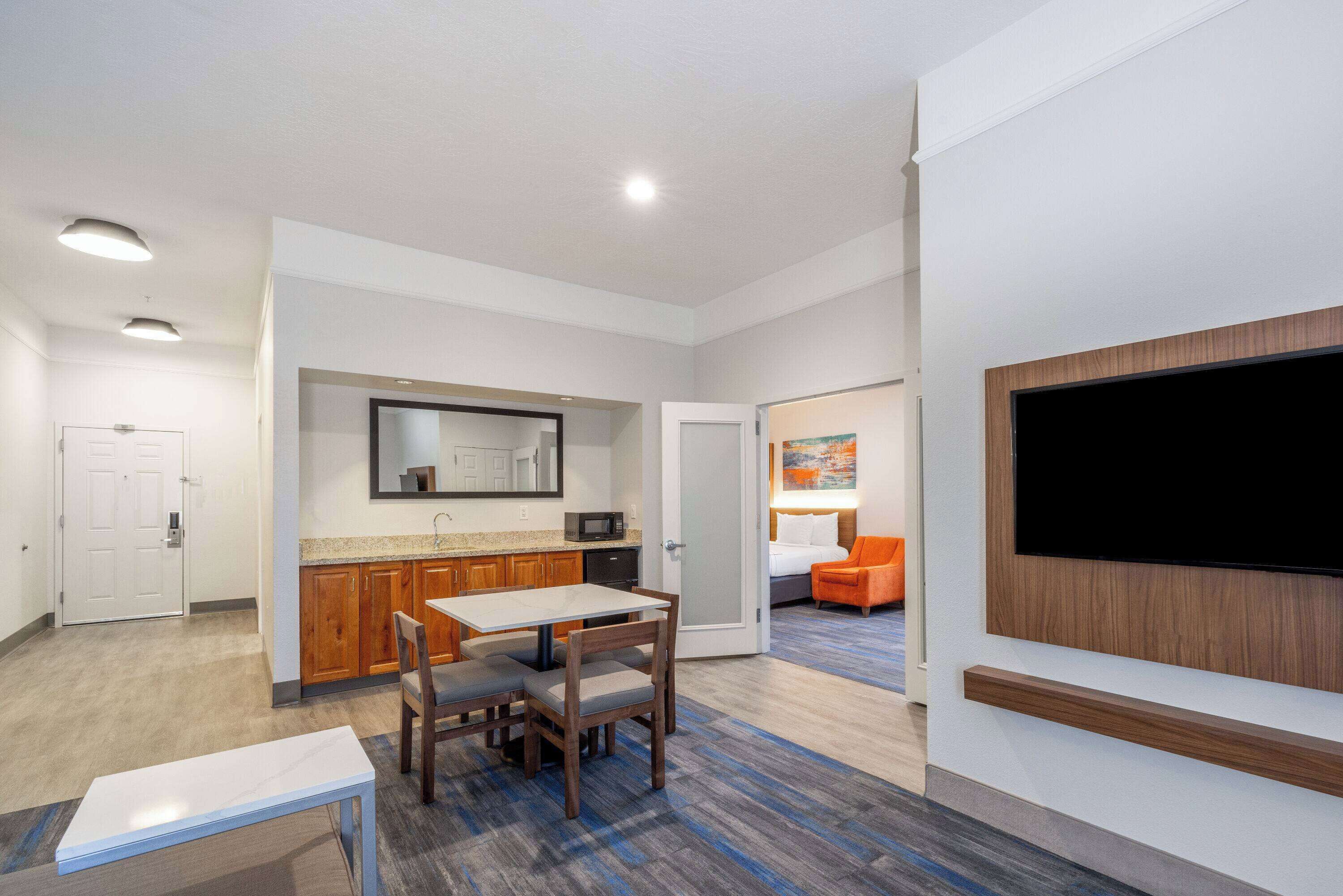 Un apartamento moderno con cocina, comedor y sala de estar.