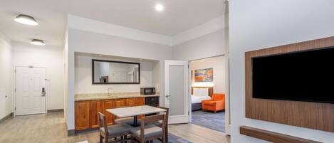 Un apartamento moderno con cocina, comedor y sala de estar.