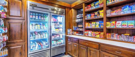 Eine Küche mit Holzausstattung und einer Arbeitsplatte, die mit Snacks und Getränken bestückt ist.