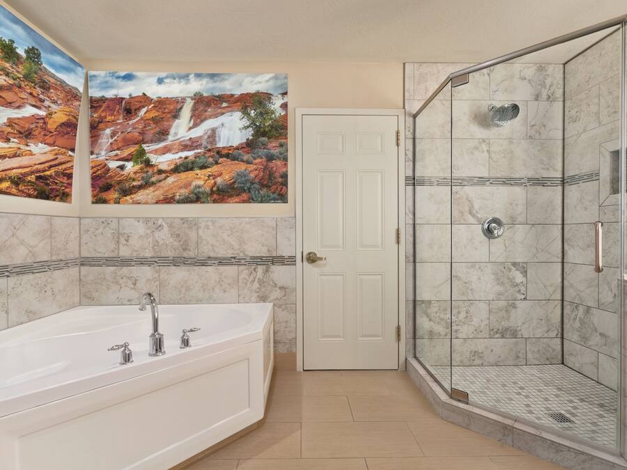 Suite, 1 très grand lit, non-fumeurs | Salle de bain | Ensemble douche/baignoire, articles de toilette gratuits, sèche-cheveux