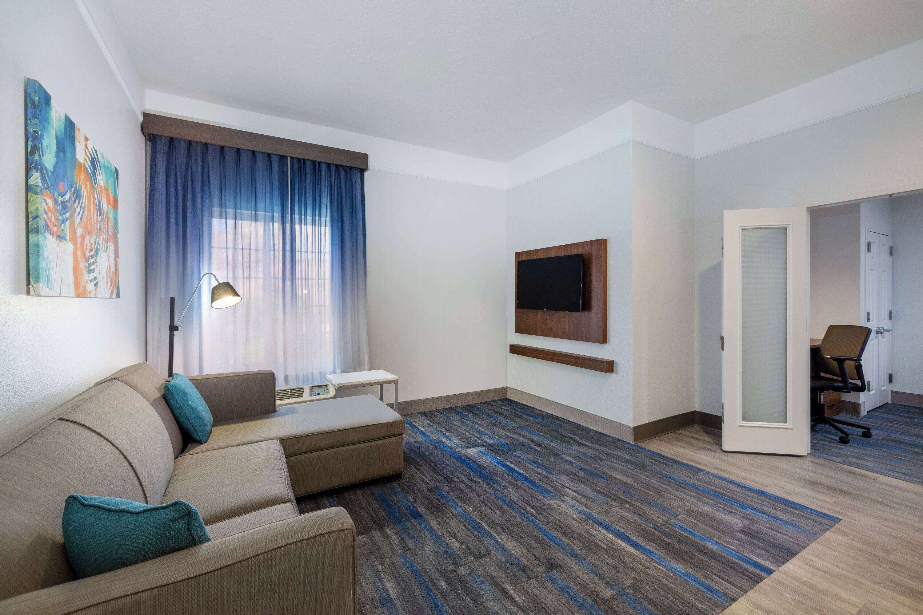 premium bedding, in-room safe, desk, laptop workspace