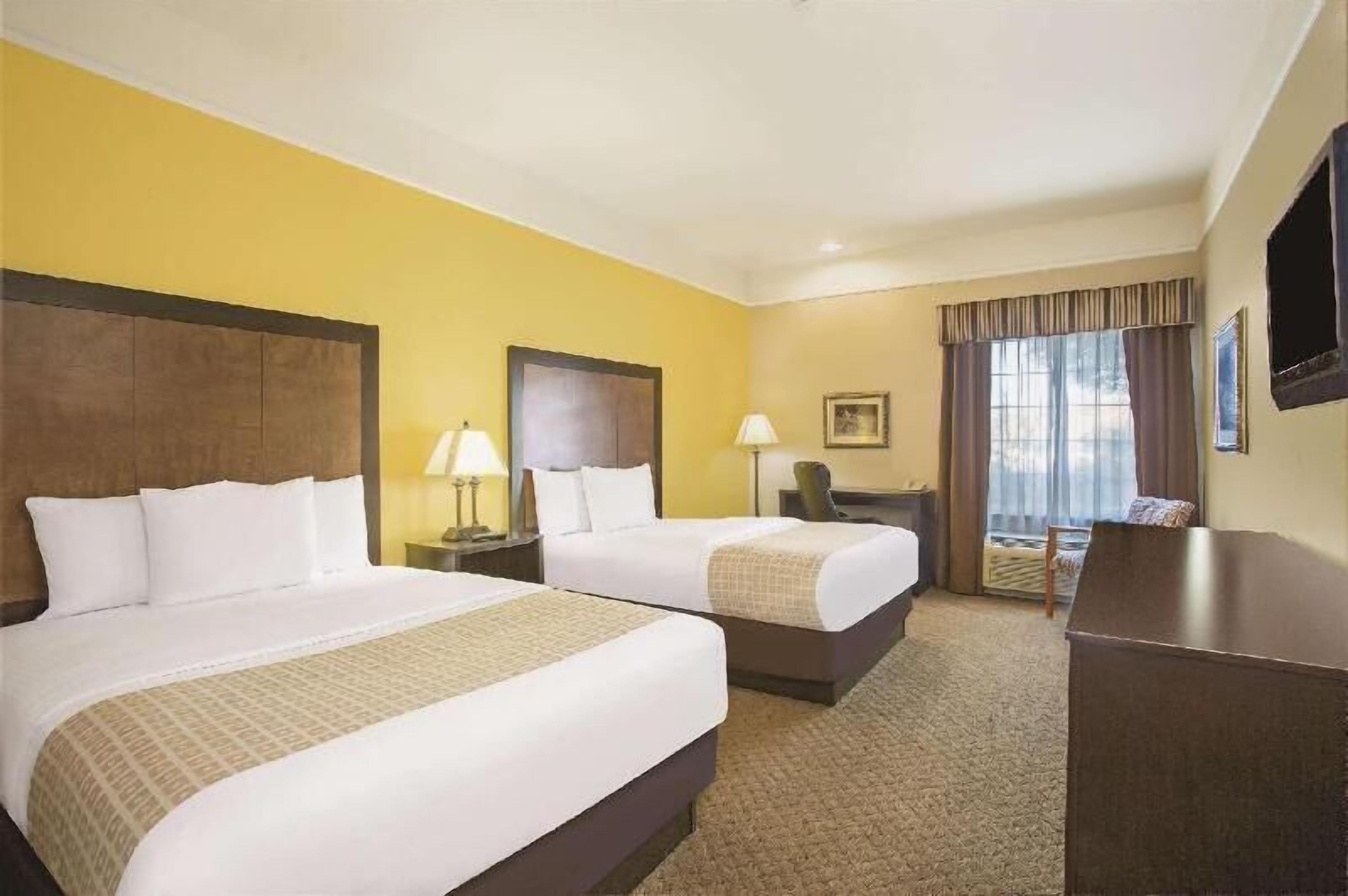 Premium bedding, in-room safe, desk, laptop workspace