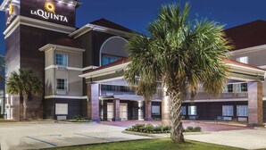Un hôtel reconnaissable à son panneau « La Quinta » bien visible, à son entrée abritée et à son espace de stationnement.