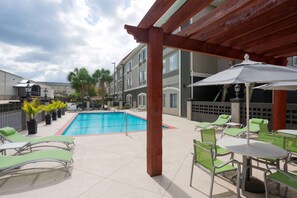 室外游泳池，07:00 至 22:00 开放，池畔遮阳伞，日光浴躺椅