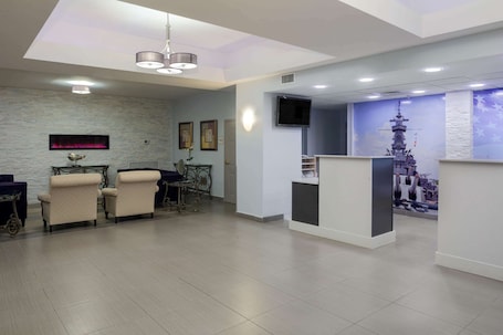 Lobby. La Quinta Inn & Suites by Wyndham Mobile - Daphne
