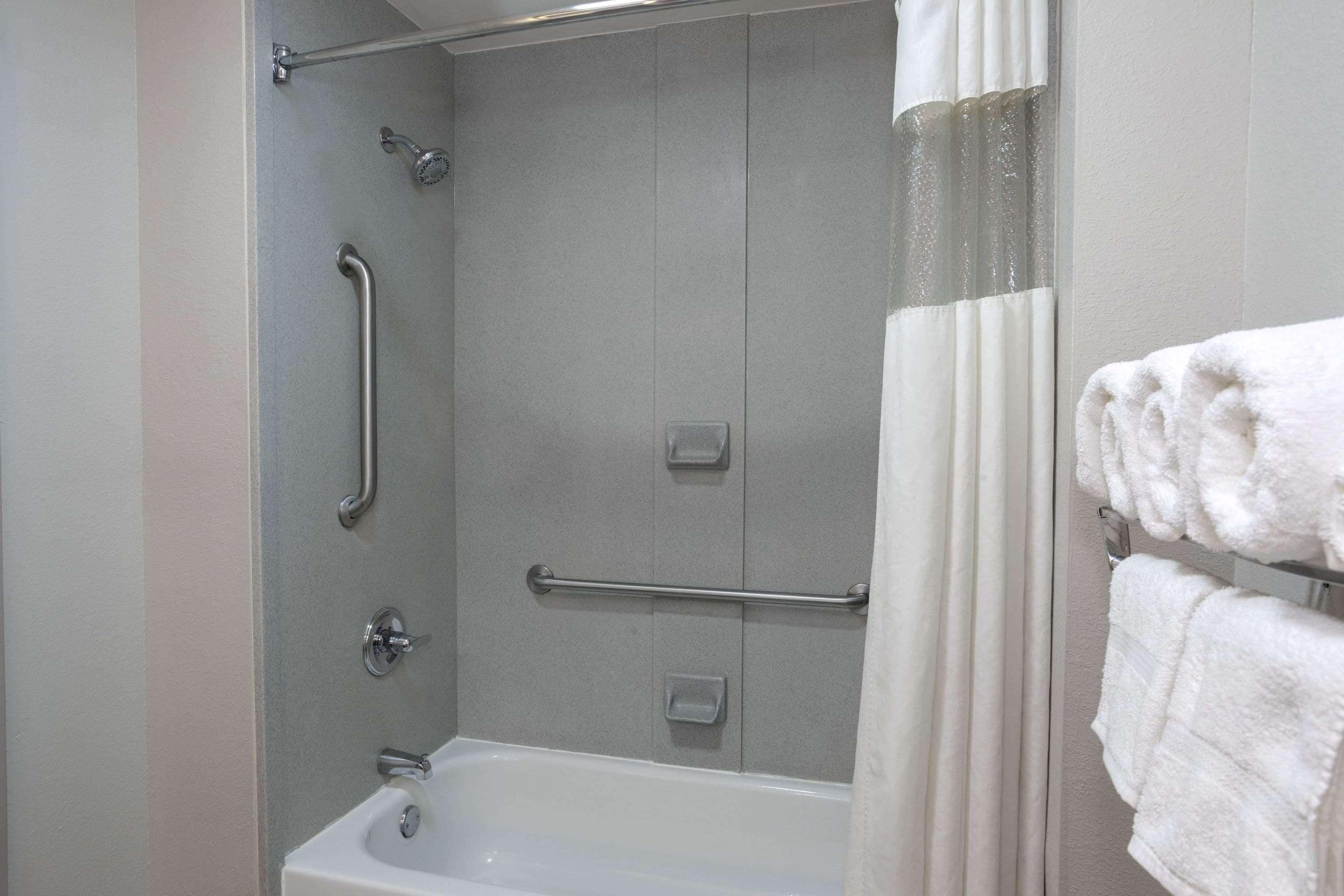 combined shower/bathtub, free toiletries, hair dryer, towels