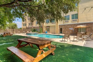 Una piscina al aire libre de temporada, sillones reclinables de piscina