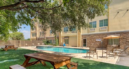 Comfort Inn & Suites Near Six Flags & Medical Center