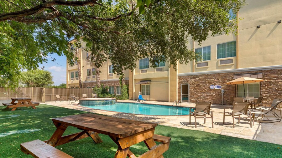 Comfort Inn & Suites Near Six Flags & Medical Center