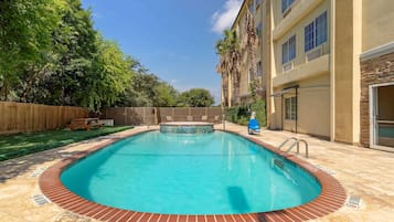 Kolam renang outdoor musiman, dengan kursi berjemur