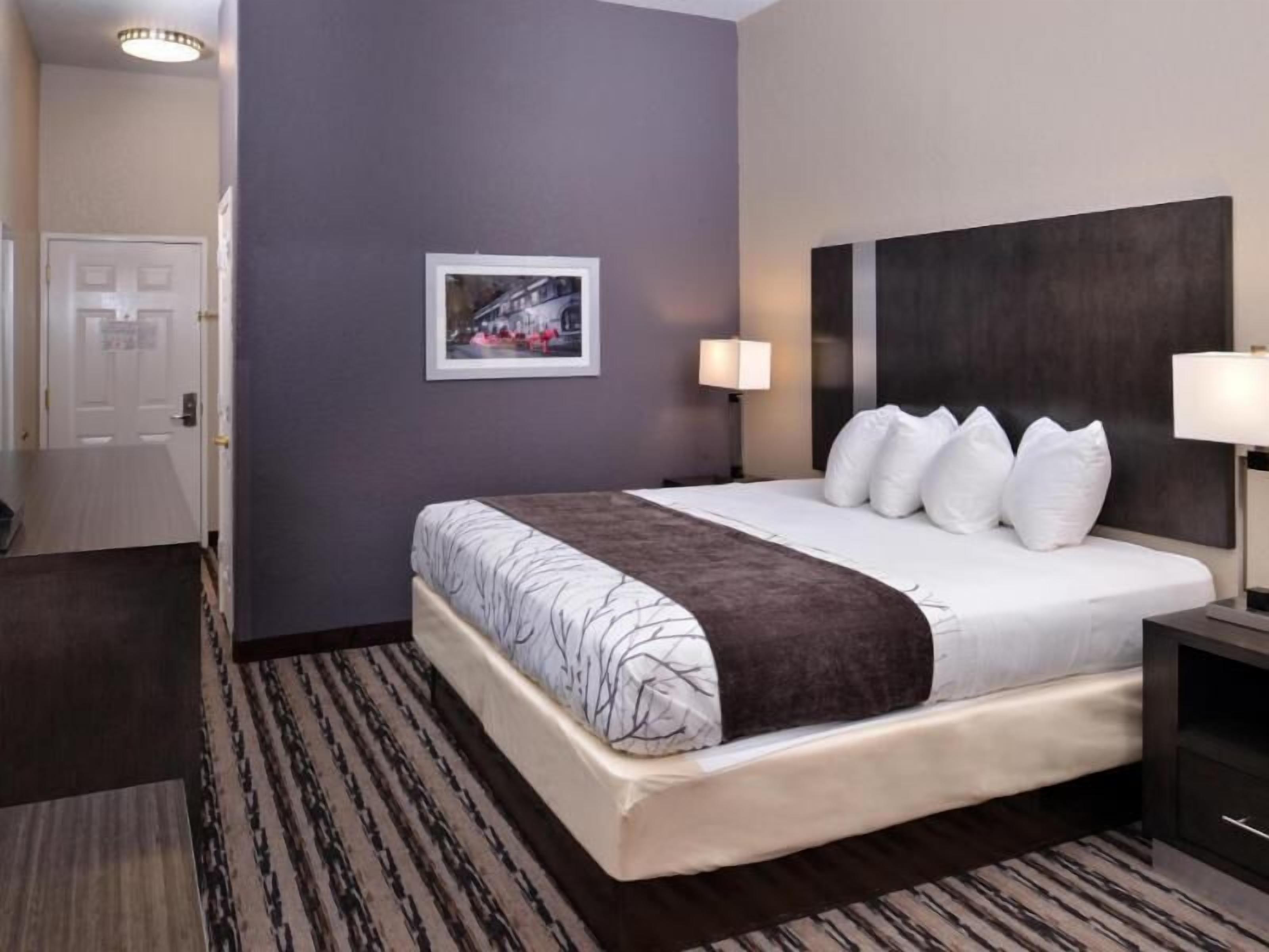 Premium bedding, in-room safe, desk, laptop workspace