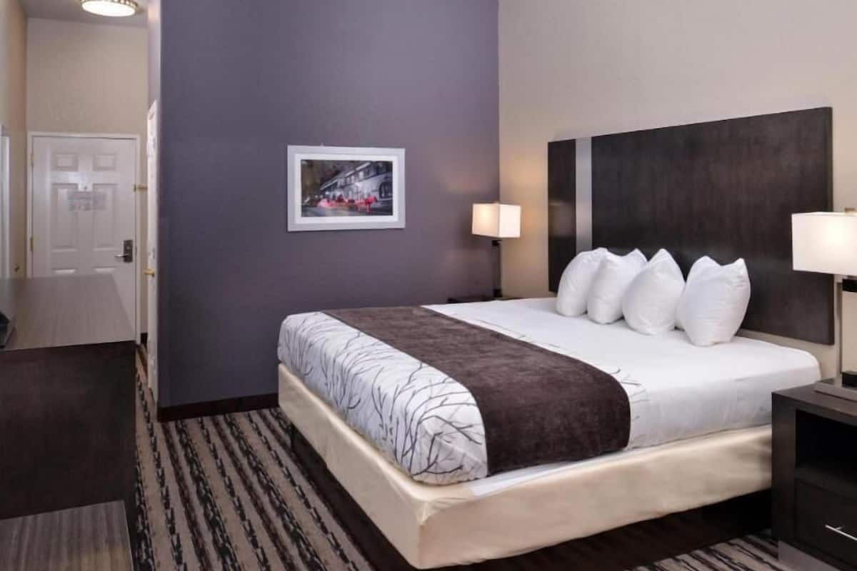Premium bedding, in-room safe, desk, laptop workspace
