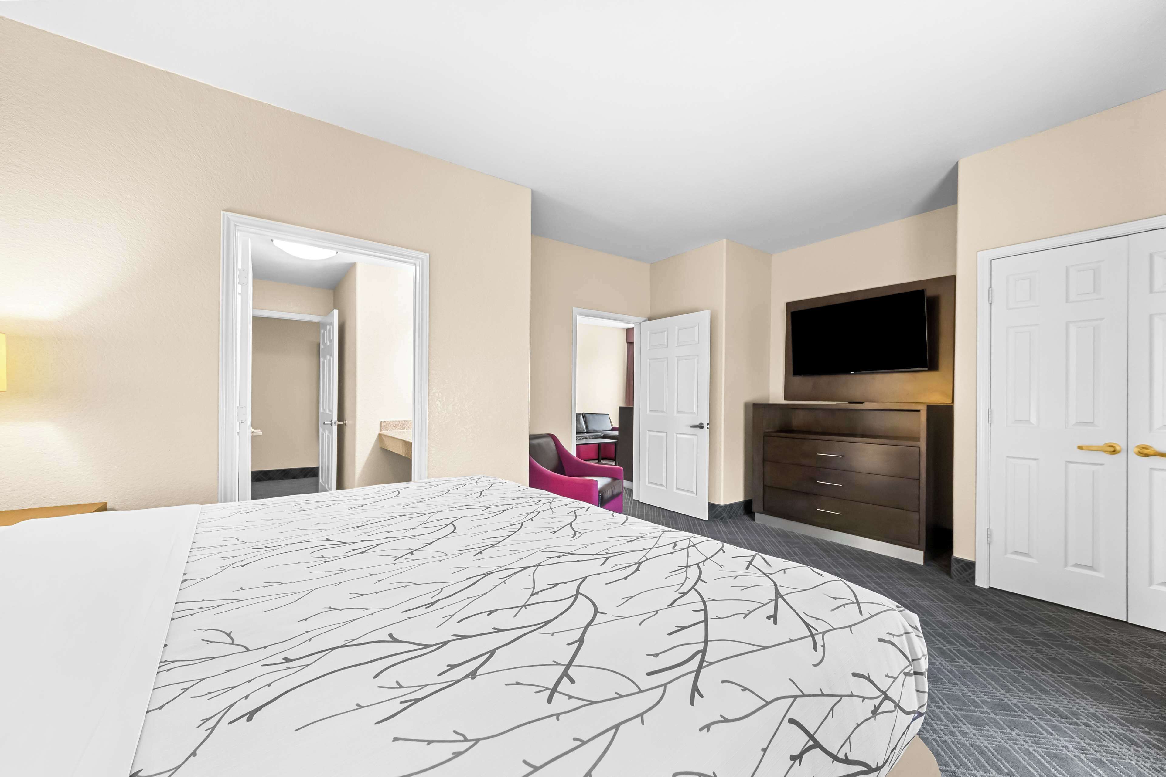 suite, 1 king bed, non smoking, refrigerator & microwave | premium bedding, in-room safe, desk, laptop workspace