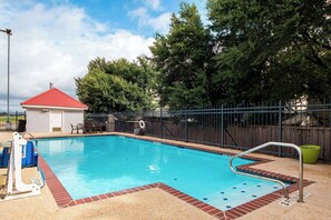 Outdoor pool, pool loungers - Best Western Boerne Inn & Suites (Boerne)