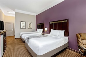 Premium bedding, desk, blackout curtains, iron/ironing board - La Quinta Inn & Suites by Wyndham Cleburne (Cleburne)