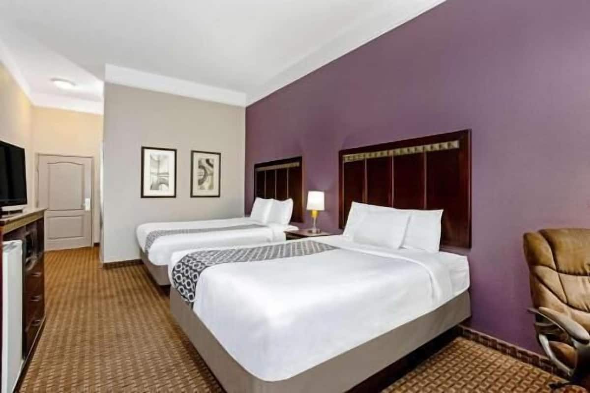Ropa de cama de alta calidad, escritorio y cortinas blackout