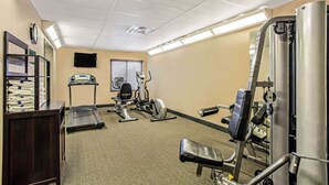Ein Fitnessstudio mit Laufbändern, Crosstrainern und Gewichtsmaschinen.
