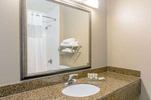 Een bad/douchecombinatie, gratis toiletartikelen, een haardroger