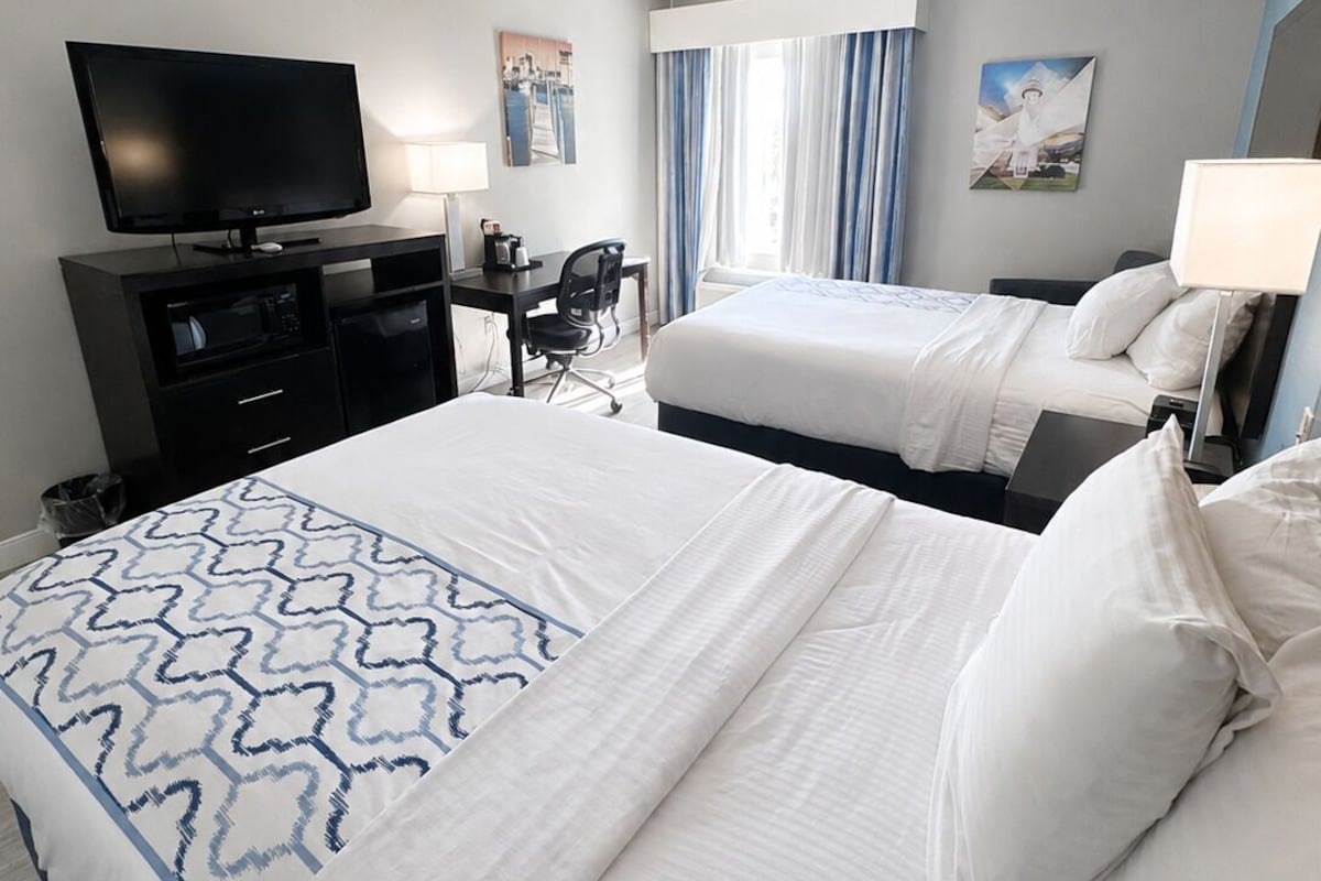 2 Double Bed, Non-Smoking | Roupas de cama premium, escrivaninha, cortinas blackout