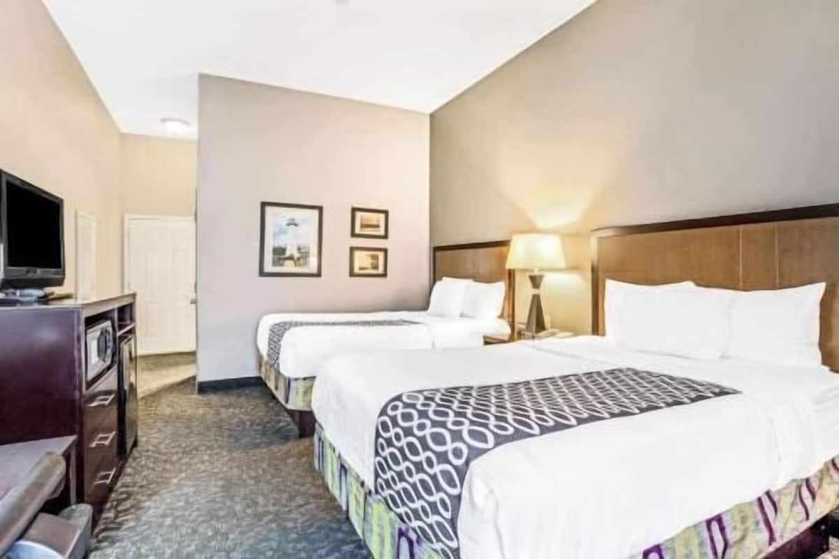 Ropa de cama de alta calidad, escritorio y cortinas blackout