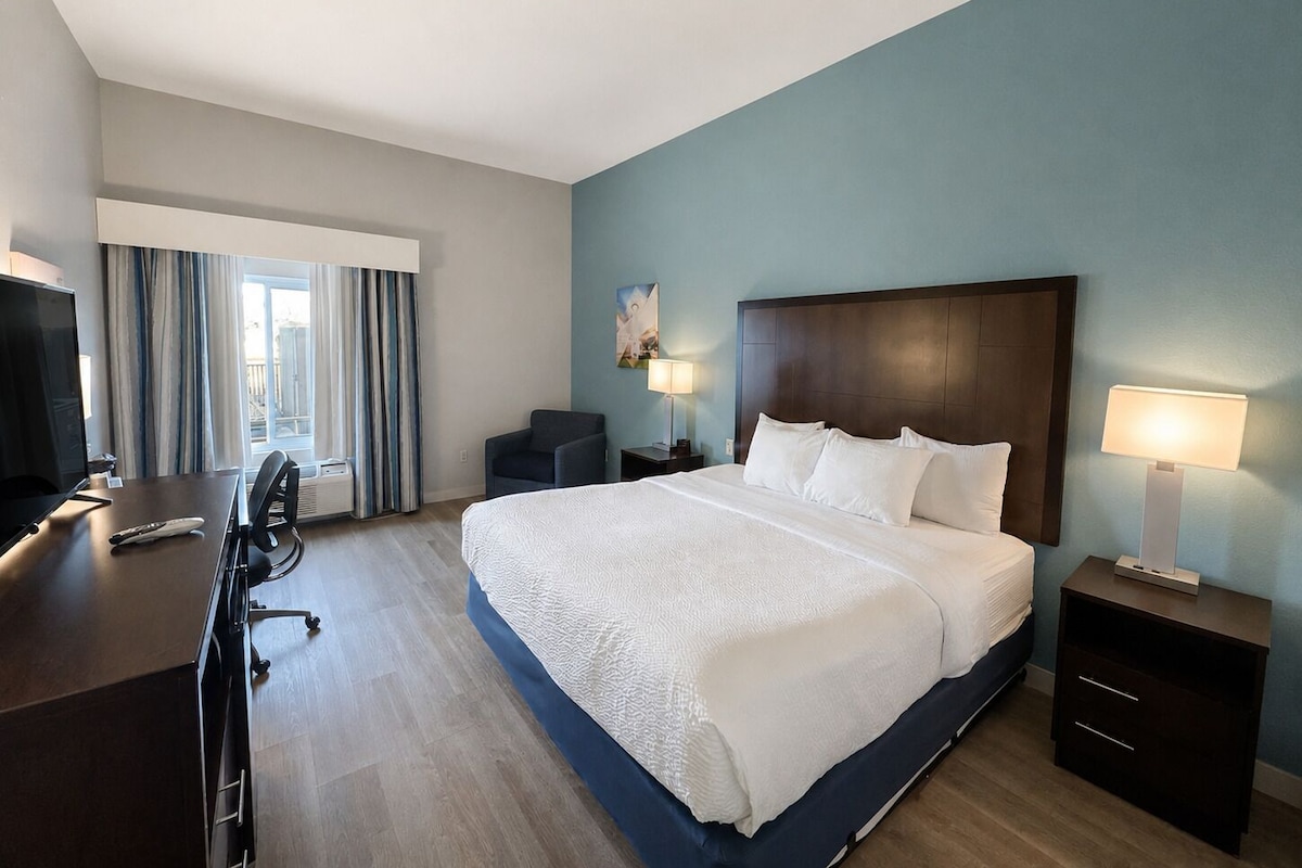 Roupas de cama premium, escrivaninha, cortinas blackout