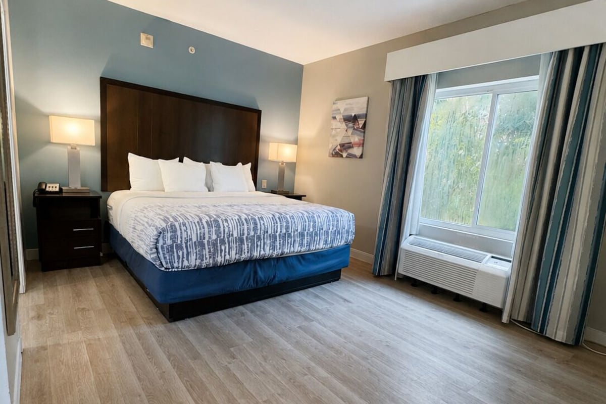 Roupas de cama premium, escrivaninha, cortinas blackout