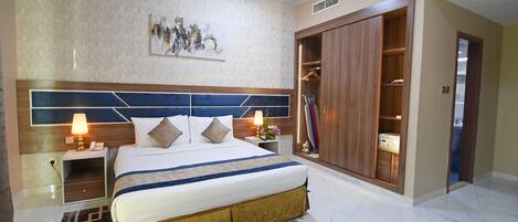 豪華雙人房 | 客房內保險箱、書桌、筆電工作空間、遮光布/窗簾