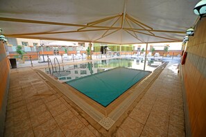 Utendørsbasseng, bassengparasoller og solsenger