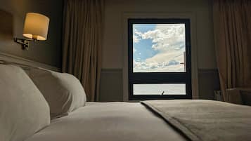 Habitación superior con 2 camas individuales, vista al mar | Ropa de cama de alta calidad y edredón